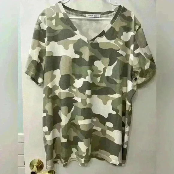 Michelle Mae Camo V-Neck T-Shirt Size 2XL - Picture 3 of 7